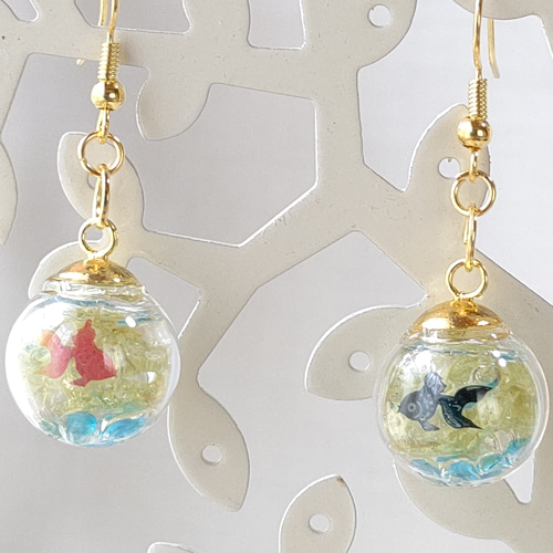 ☆夏の新作☆赤と黒の金魚と水草と水色のガラスの粒のガラス