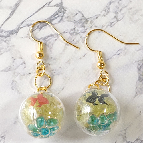 404】ガラスドームのピアス／イヤリング／金魚