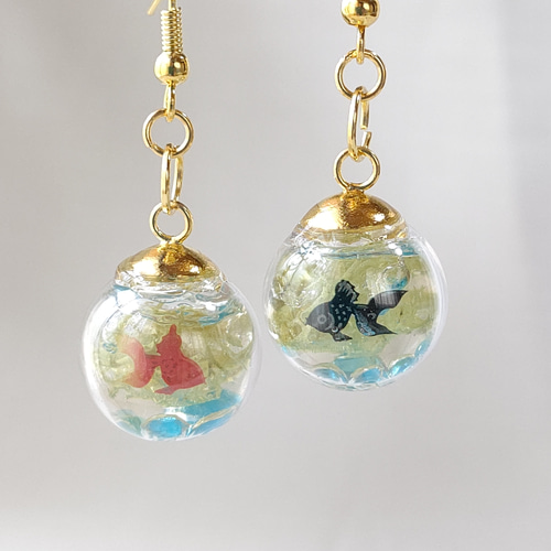 ☆夏の新作☆赤と黒の金魚と水草と水色のガラスの粒のガラスドーム 