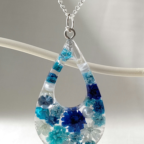 青と水色のかすみ草とスターフラワーのドライフラワーのドロップ型