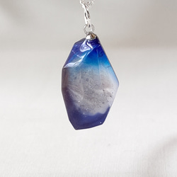 青と紫の宇宙空間を閉じ込めた鉱石型レジンのネックレス 1枚目の画像