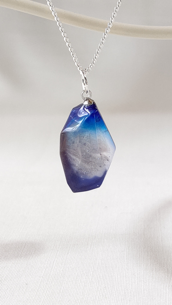 青と紫の宇宙空間を閉じ込めた鉱石型レジンのネックレス 1枚目の画像