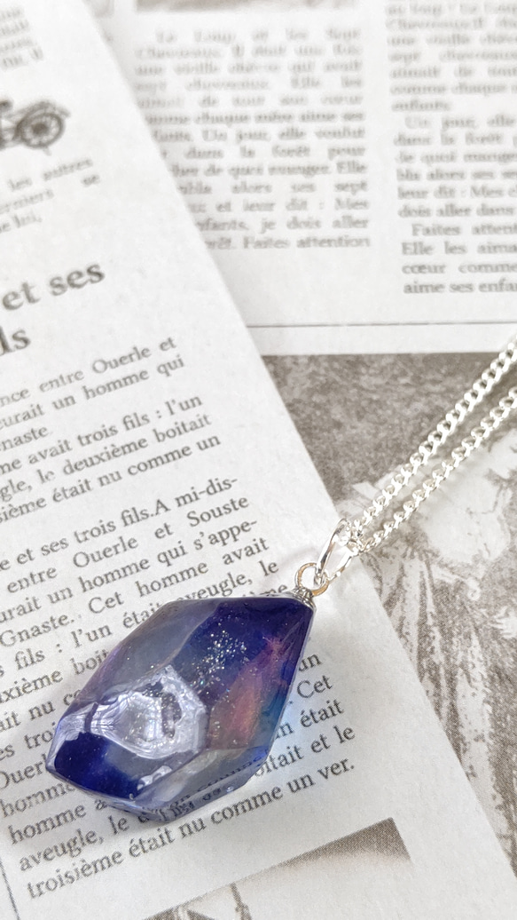 青と紫の宇宙空間を閉じ込めた鉱石型レジンのネックレス 3枚目の画像
