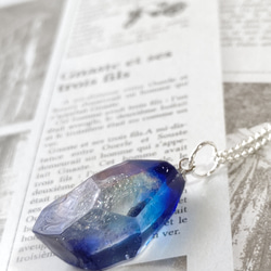 青と紫の宇宙空間を閉じ込めた鉱石型レジンのネックレス 6枚目の画像