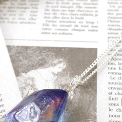 青と紫の宇宙空間を閉じ込めた鉱石型レジンのネックレス 7枚目の画像