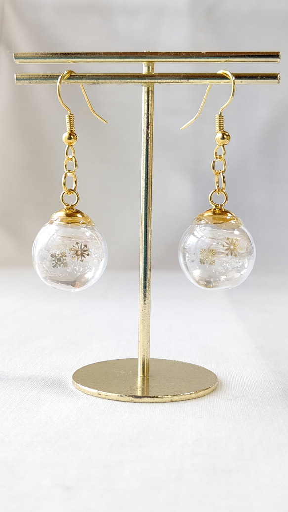 冬の新作＊スノードーム風の雪の結晶のガラスドームピアス／イヤリング