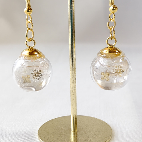 冬の新作＊スノードーム風の雪の結晶のガラスドームピアス／イヤリング