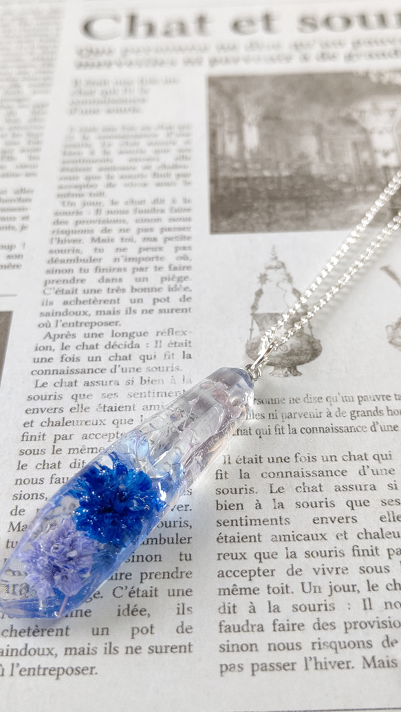 青と紫のかすみ草と琉球ガラスカレットの鉱石型レジンのネックレス 2枚目の画像