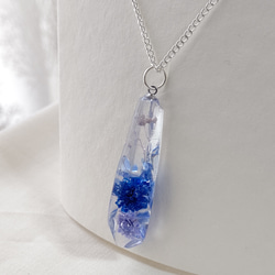 青と紫のかすみ草と琉球ガラスカレットの鉱石型レジンのネックレス 4枚目の画像