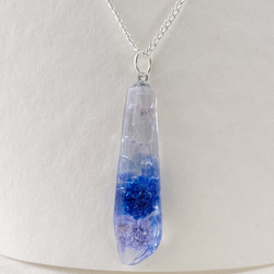 青と紫のかすみ草と琉球ガラスカレットの鉱石型レジンのネックレス 5枚目の画像