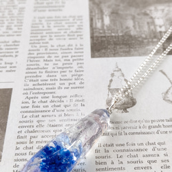 青と紫のかすみ草と琉球ガラスカレットの鉱石型レジンのネックレス 6枚目の画像
