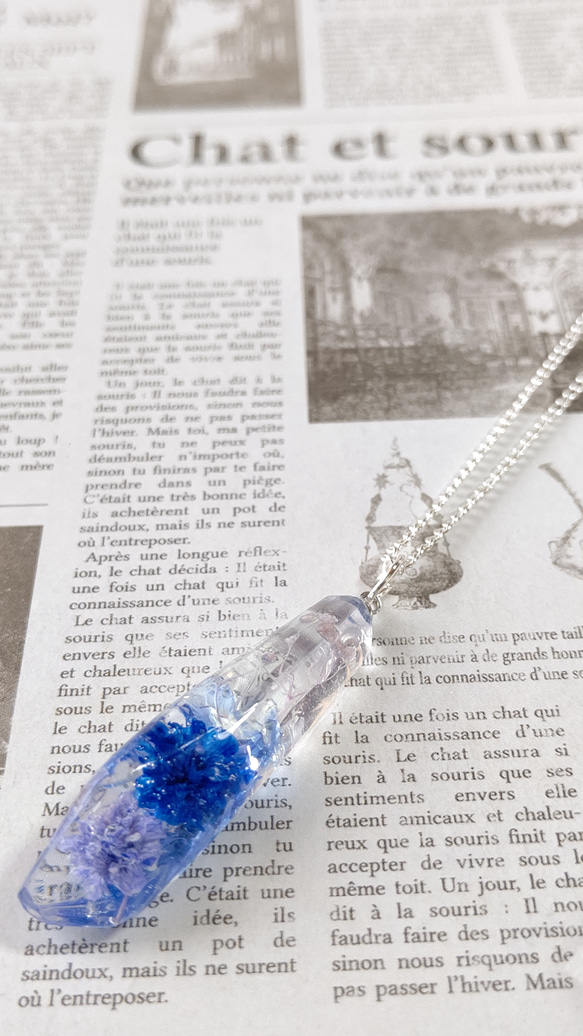 青と紫のかすみ草と琉球ガラスカレットの鉱石型レジンのネックレス 6枚目の画像