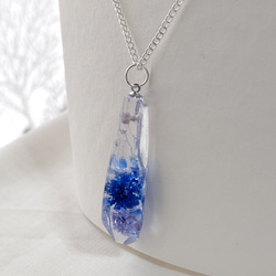 青と紫のかすみ草と琉球ガラスカレットの鉱石型レジンのネックレス 7枚目の画像