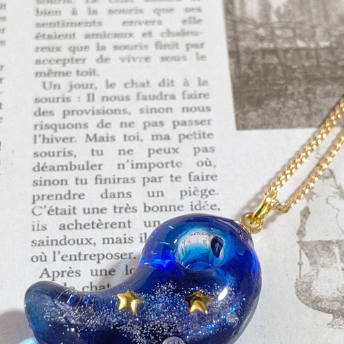 宇宙と星とキラキラ輝く銀河の勾玉型レジンのネックレス ネックレス