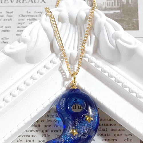 宇宙と星とキラキラ輝く銀河の勾玉型レジンのネックレス ネックレス