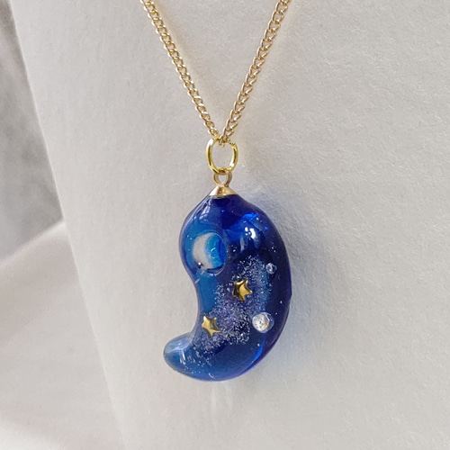 宇宙と星とキラキラ輝く銀河の勾玉型レジンのネックレス ネックレス