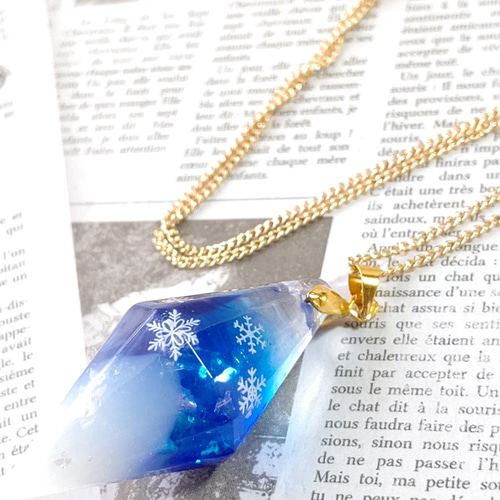 冬の新作＊雪の結晶と青と白のひし形のクリスタル型レジンのネックレス