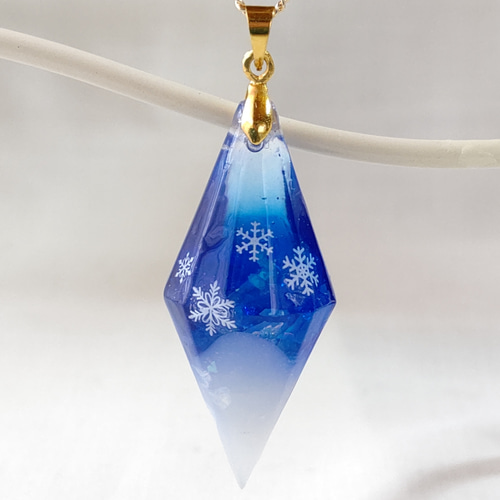 【1666】レジン　雪の結晶　ネックレス　ペンダント　ハンドメイド 1666】レジン 雪の結晶 ネックレス ペンダント ハンドメイド 1083