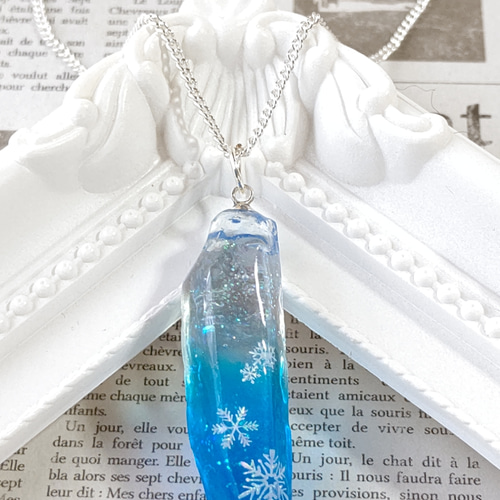 冬の新作＊氷のような水色の雪の結晶の鉱石型レジンのネックレス