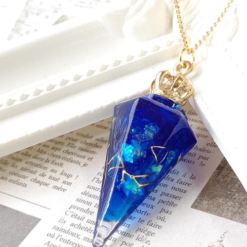 夜空に輝く星座のペンジュラム型レジンのネックレス ネックレス