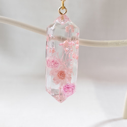 ピンクのスターフラワーとかすみ草のドライフラワーと蝶の水晶型ネックレス 1枚目の画像