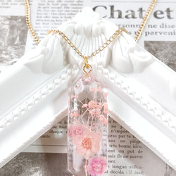 ピンクのスターフラワーとかすみ草のドライフラワーと蝶の水晶型ネックレス 2枚目の画像