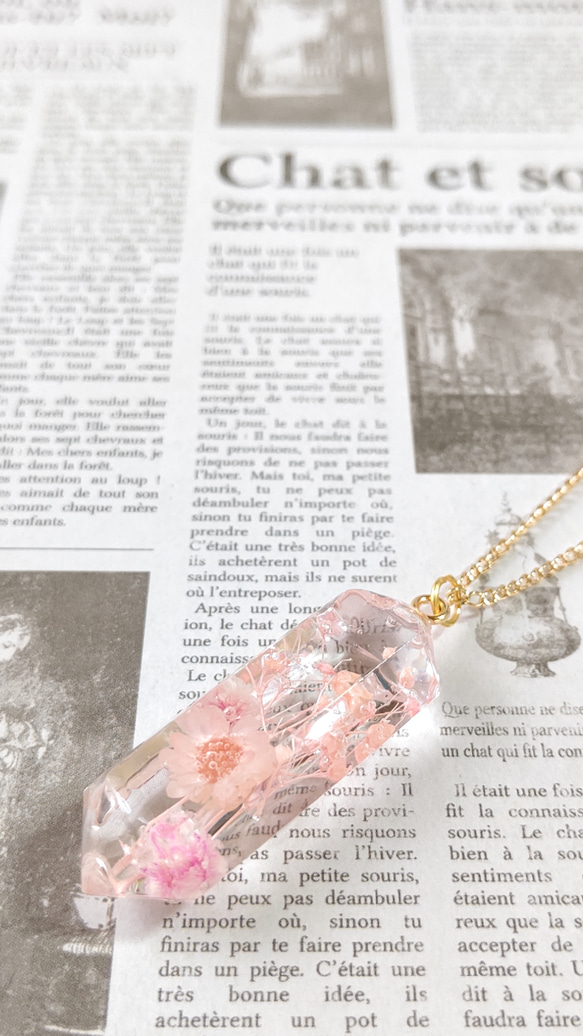 ピンクのスターフラワーとかすみ草のドライフラワーと蝶の水晶型ネックレス 3枚目の画像