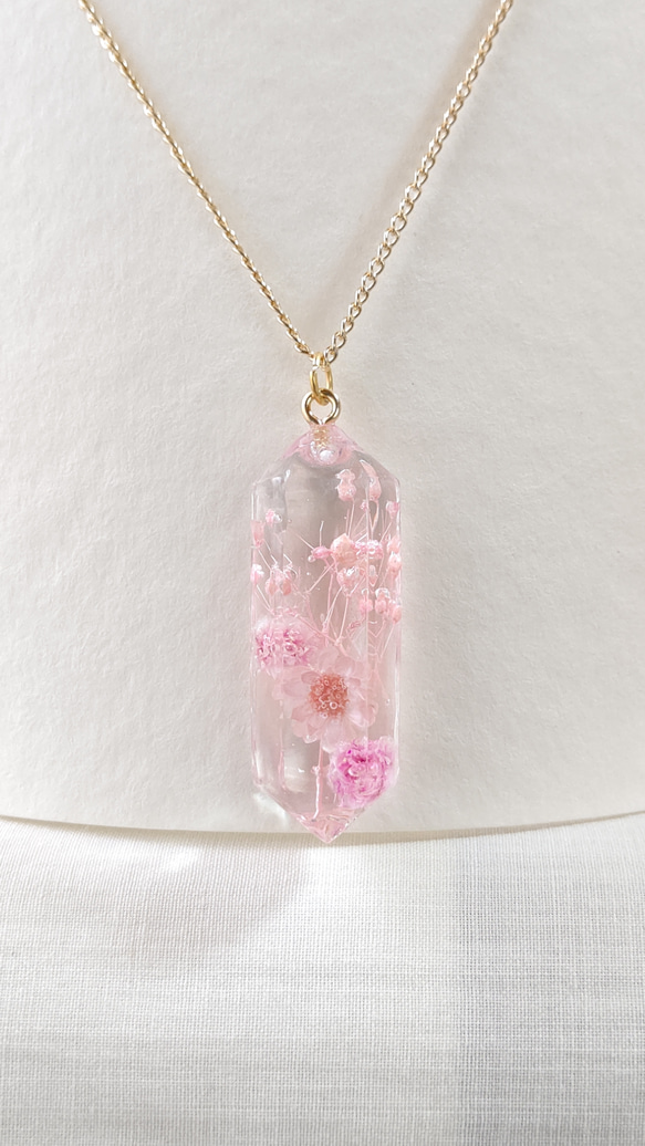ピンクのスターフラワーとかすみ草のドライフラワーと蝶の水晶型ネックレス 4枚目の画像