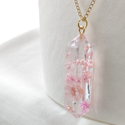 ピンクのスターフラワーとかすみ草のドライフラワーと蝶の水晶型ネックレス 5枚目の画像