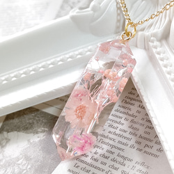 ピンクのスターフラワーとかすみ草のドライフラワーと蝶の水晶型ネックレス 6枚目の画像