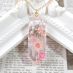 ピンクのスターフラワーとかすみ草のドライフラワーと蝶の水晶型ネックレス 7枚目の画像