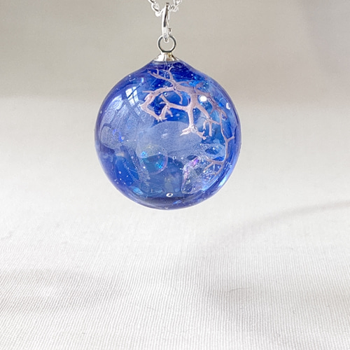 ☆夏の新作☆クラゲが泳ぐ海のガラスがキラキラ輝く球体レジンの  