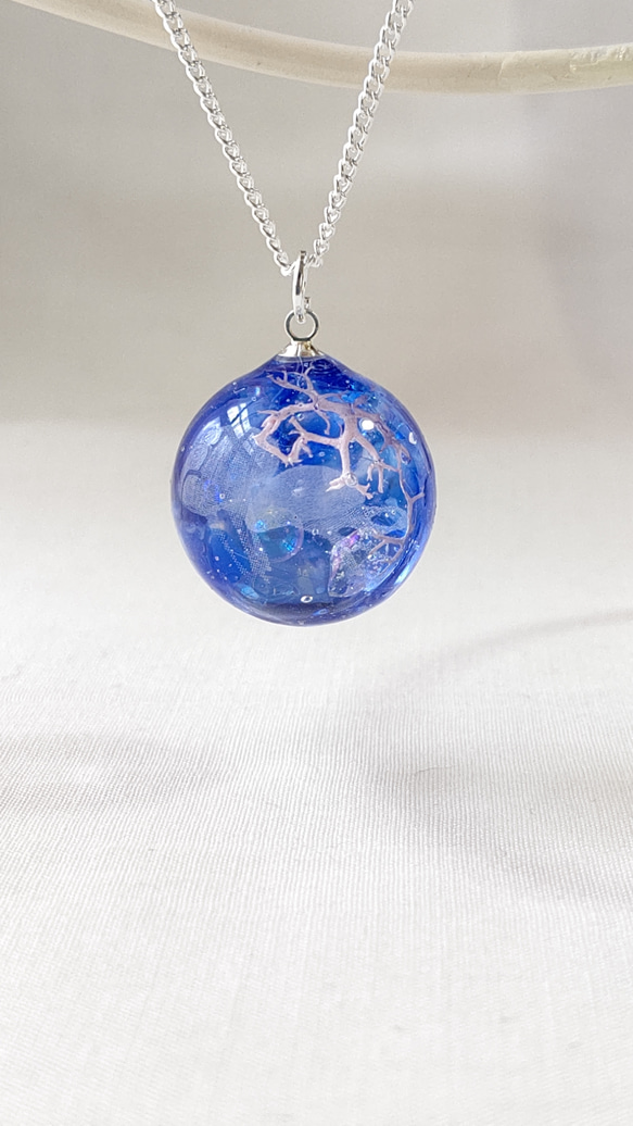 ☆夏の新作☆クラゲが泳ぐ海のガラスがキラキラ輝く球体レジンの