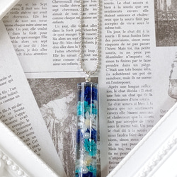 ハーバリウム風青と水色のかすみ草と白のスターフラワーのドライフラワーの円柱型キーホルダー(※ネックレスに変更可) 5枚目の画像