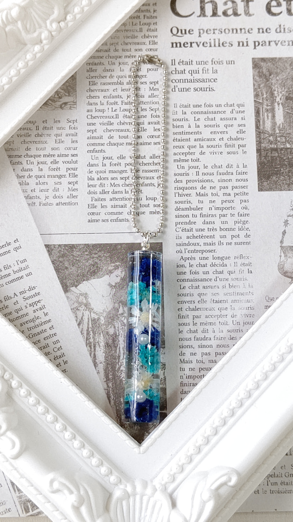 ハーバリウム風青と水色のかすみ草と白のスターフラワーのドライフラワーの円柱型キーホルダー(※ネックレスに変更可) 5枚目の画像