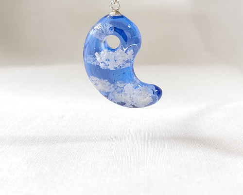 羽根と青い勾玉チャームのネックレス 結のかたち勾玉ネックレス | MENOYA Group SHOP BLOG&NEWS