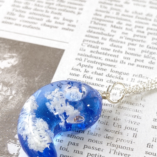 青空と雲の勾玉型レジンのネックレス ネックレス・ペンダント ふう