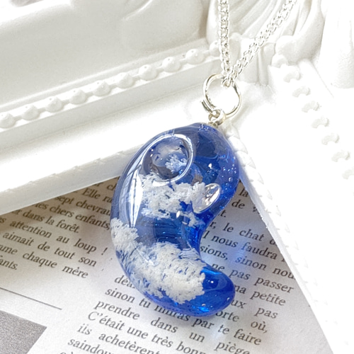 青空と雲の勾玉型レジンのネックレス ネックレス・ペンダント ふう