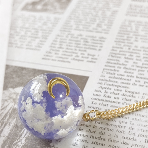 夜空に輝くお月様と雲の球体レジンのネックレス ネックレス