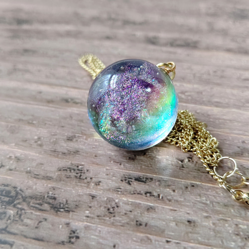 パープルに輝く宇宙玉レジンの球体ネックレス ネックレス・ペンダント 