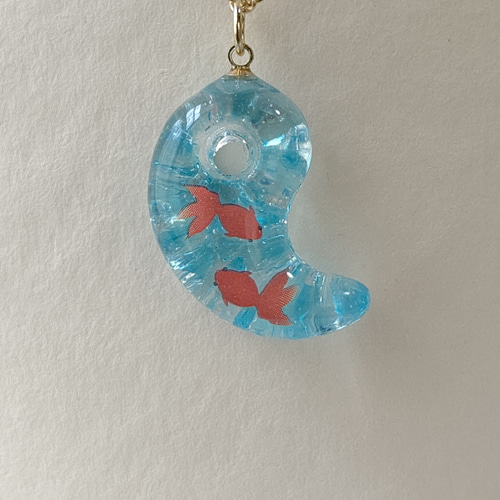 ☆夏の新作☆赤い金魚と水色の琉球ガラスカレットの勾玉型レジン