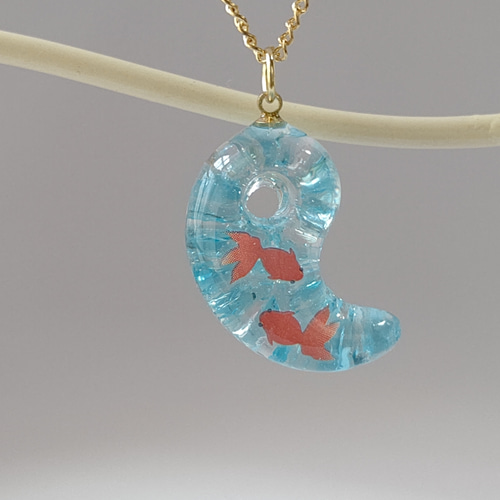 ☆夏の新作☆赤い金魚と水色の琉球ガラスカレットの勾玉型レジン