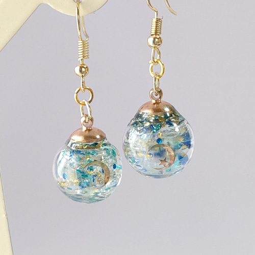 月と星がギラギラ輝く宇宙のガラスドームピアス／イヤリング