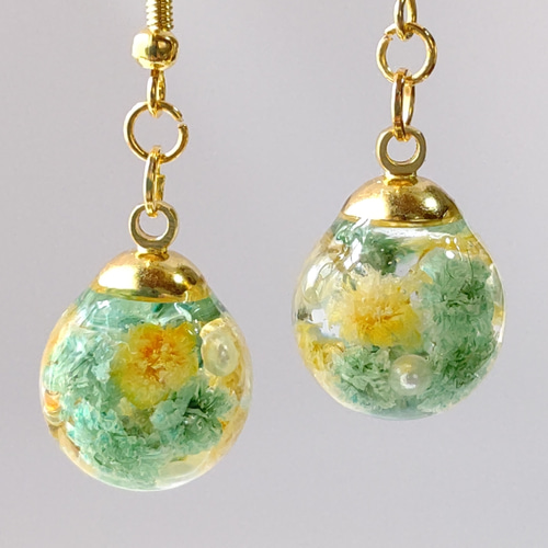 パステルカラーの黄色と緑のかすみ草とパールの球体レジンのピアス