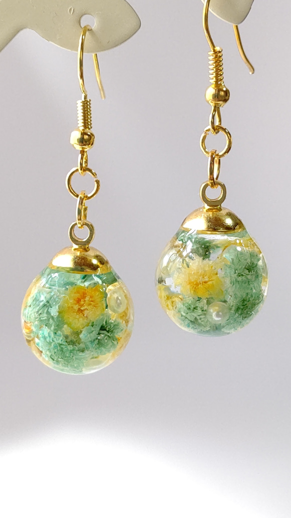 パステルカラーの黄色と緑のかすみ草とパールの球体レジンのピアス
