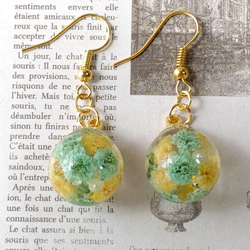 パステルカラーの黄色と緑のかすみ草とパールの球体レジンのピアス