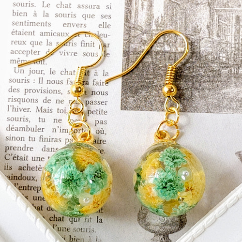 パステルカラーの黄色と緑のかすみ草とパールの球体レジンのピアス