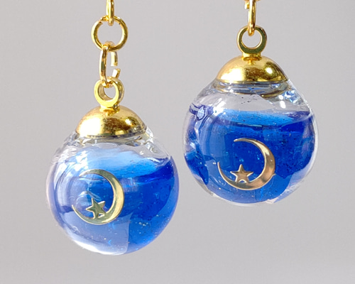 月と星が輝く宇宙のガラスドームピアス／イヤリング イヤリング