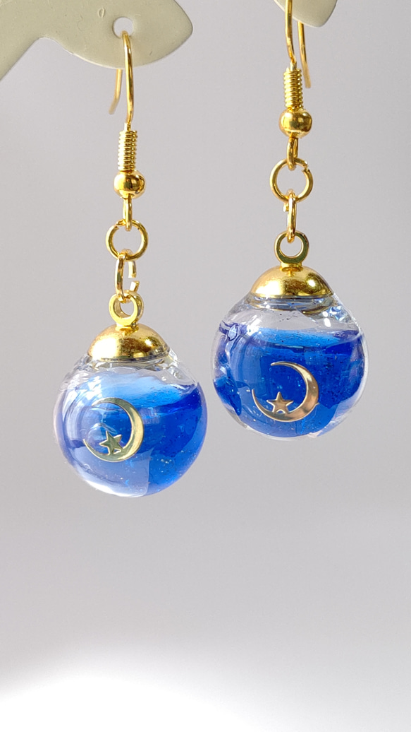 月と星が輝く宇宙のガラスドームピアス／イヤリング イヤリング