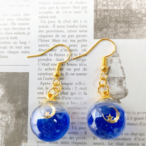 月と星が輝く宇宙のガラスドームピアス／イヤリング イヤリング